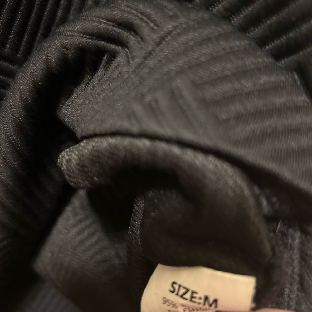 Chic Black Textured Women's Top - Picture 3 of 4